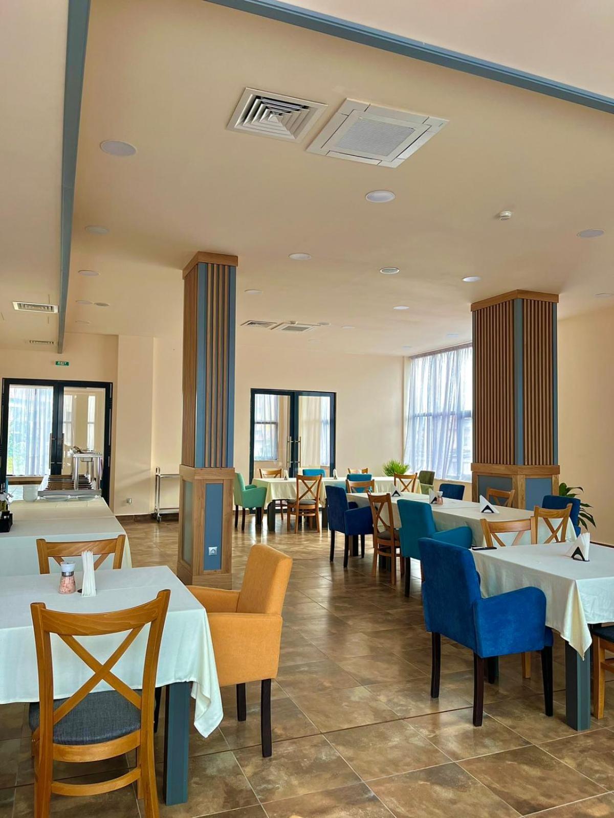 City Plaza Botevgrad Bagian luar foto
