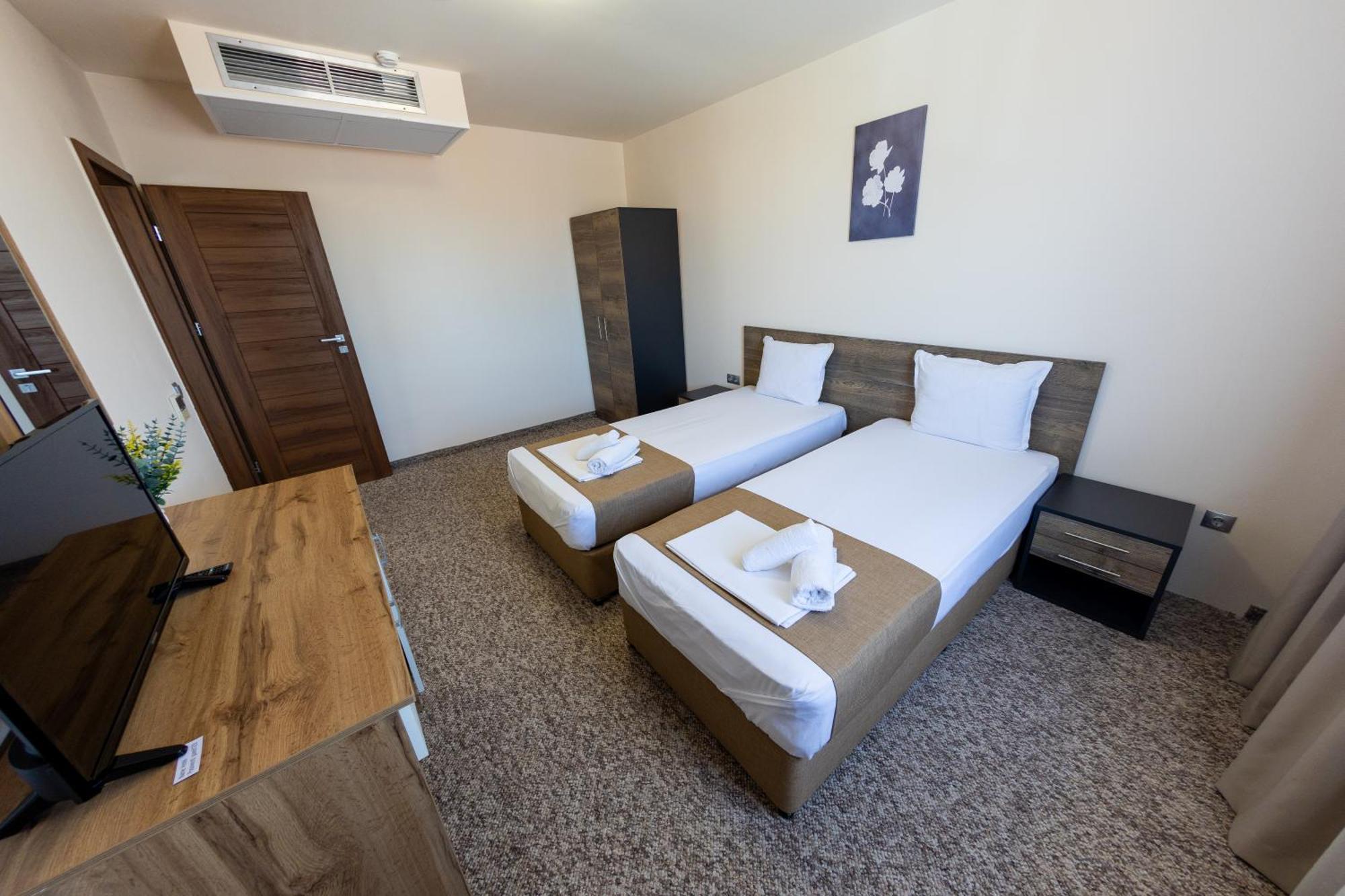City Plaza Botevgrad Bagian luar foto