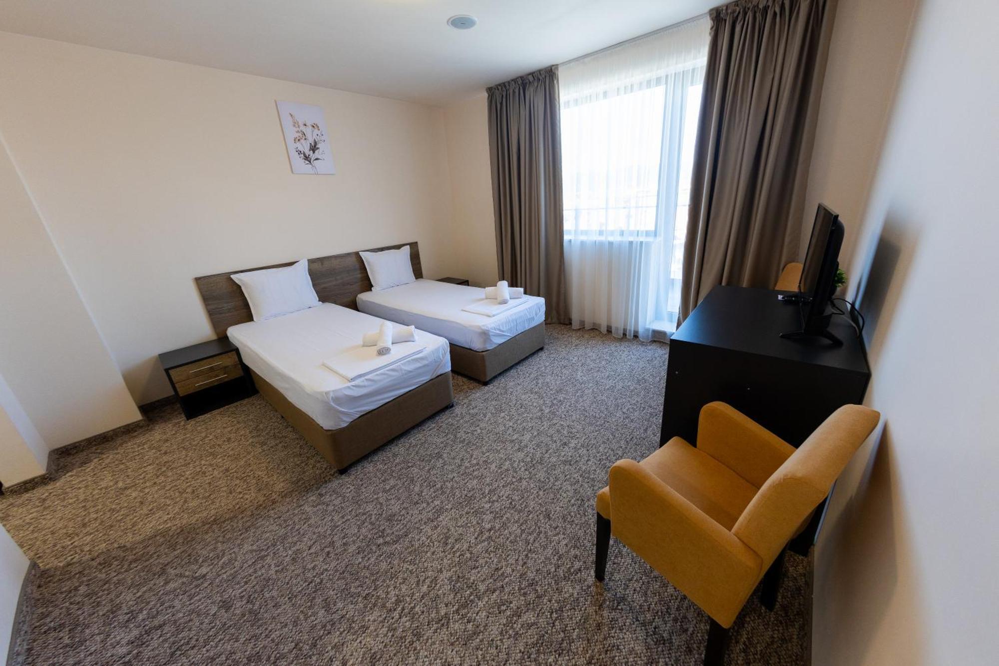 City Plaza Botevgrad Bagian luar foto