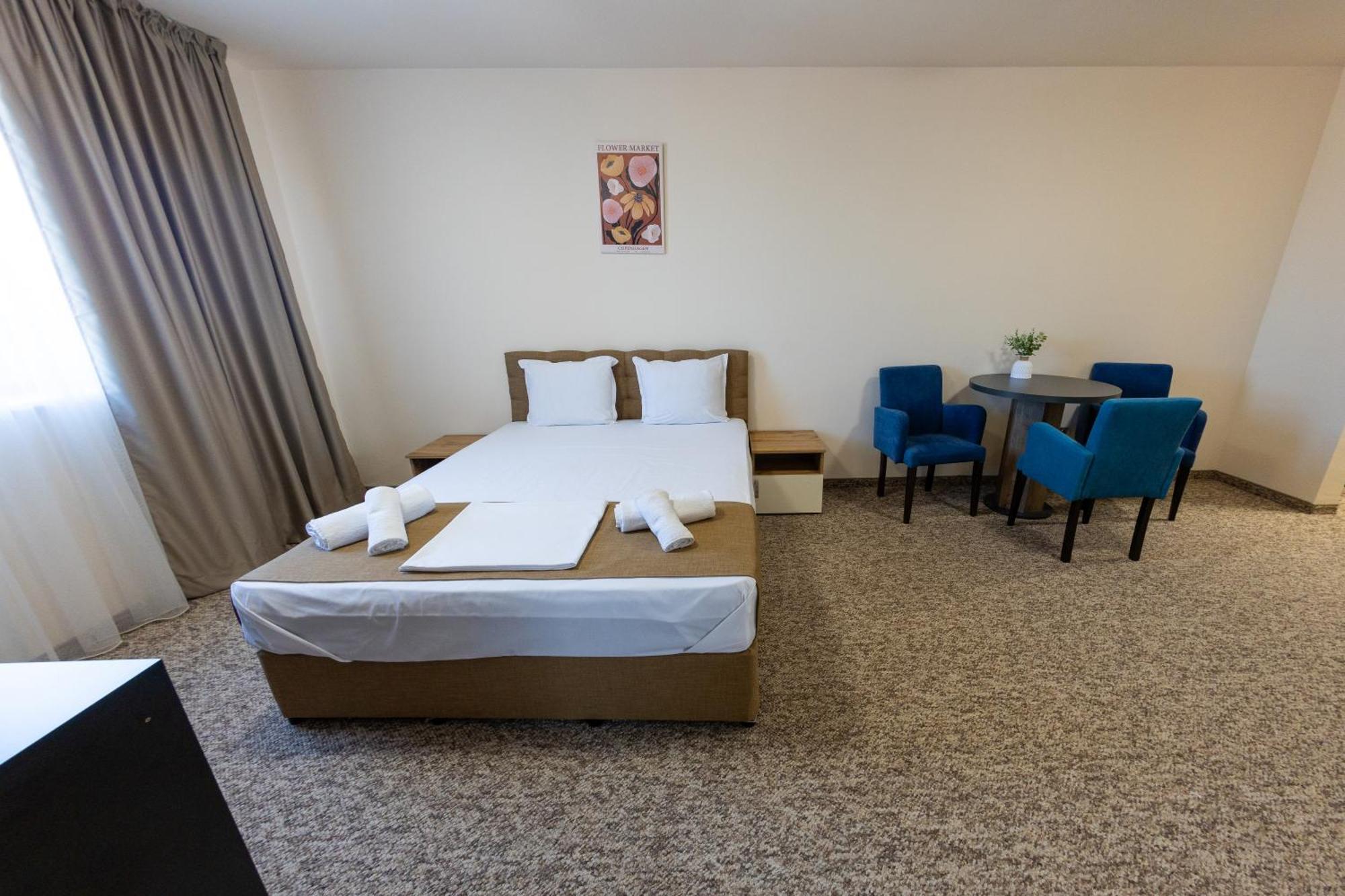 City Plaza Botevgrad Bagian luar foto