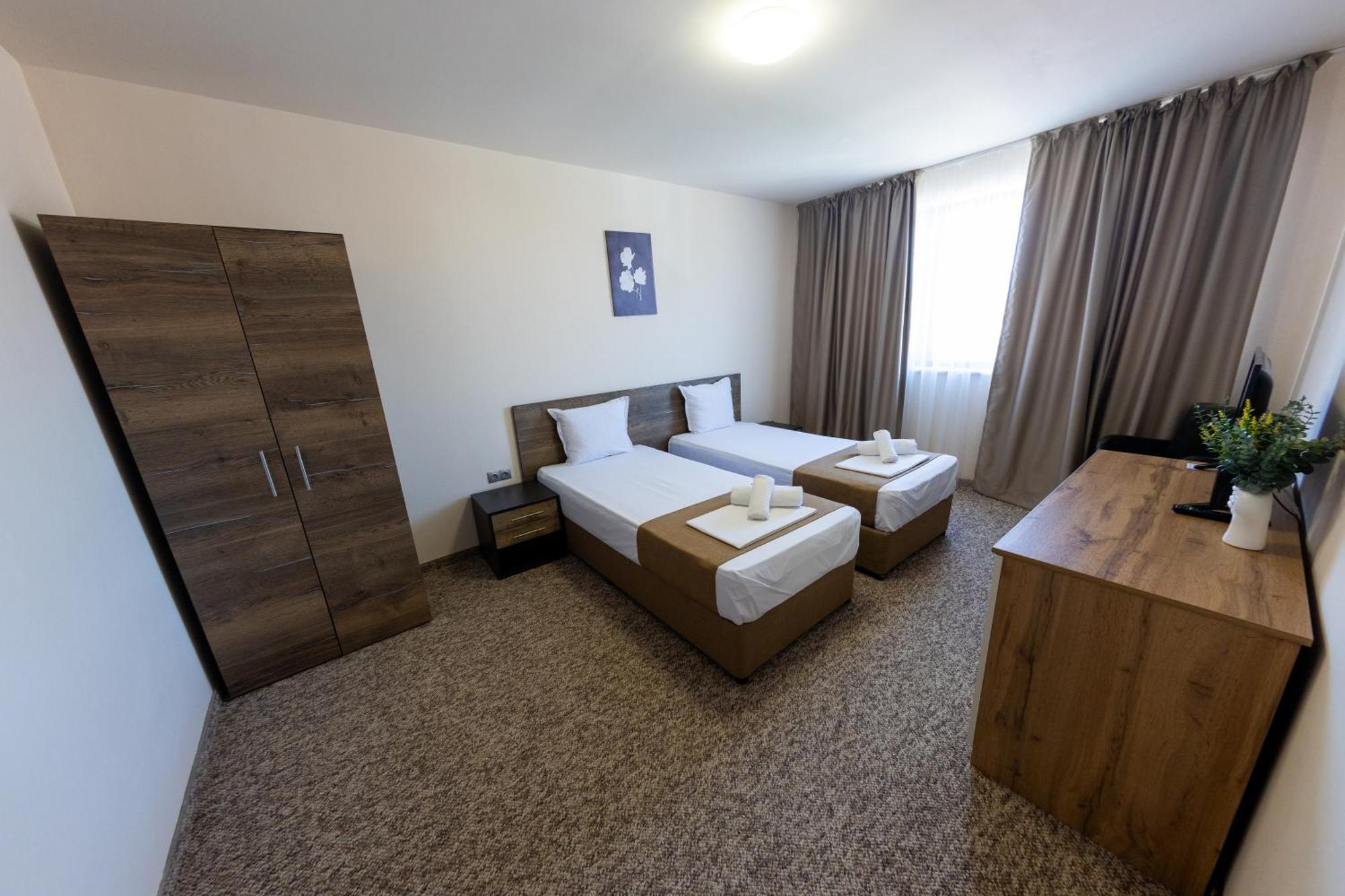 City Plaza Botevgrad Bagian luar foto