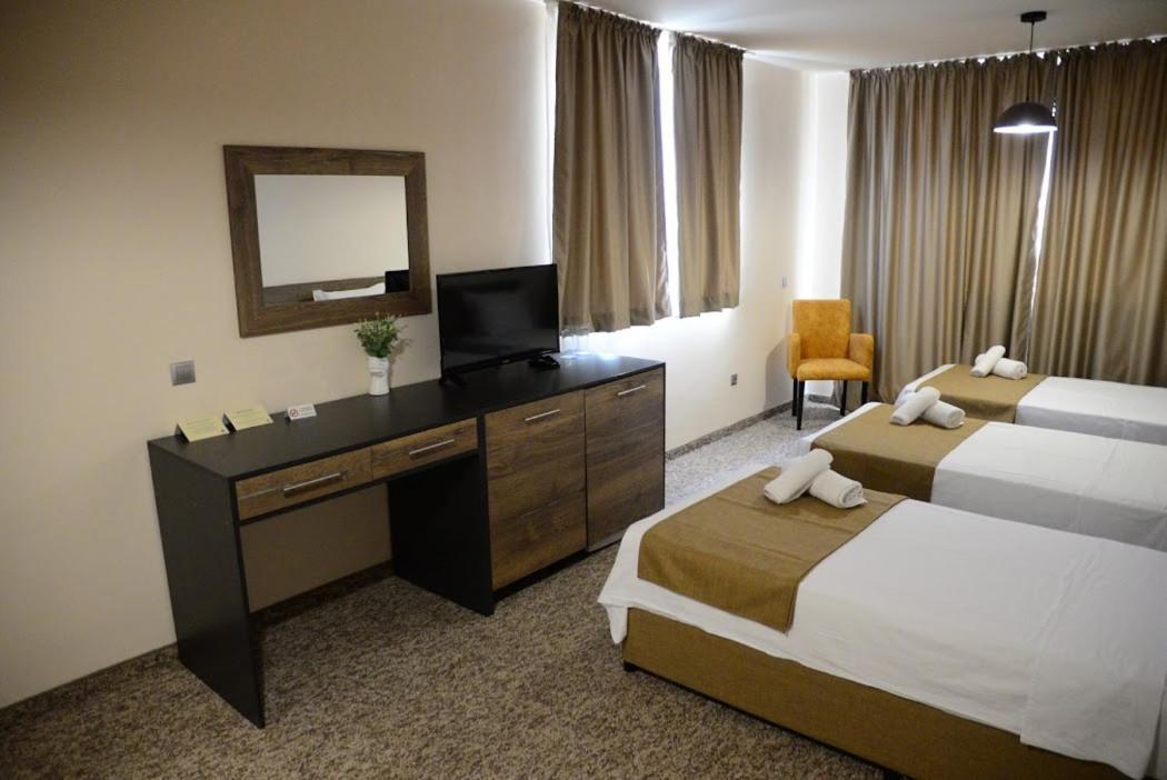 City Plaza Botevgrad Bagian luar foto