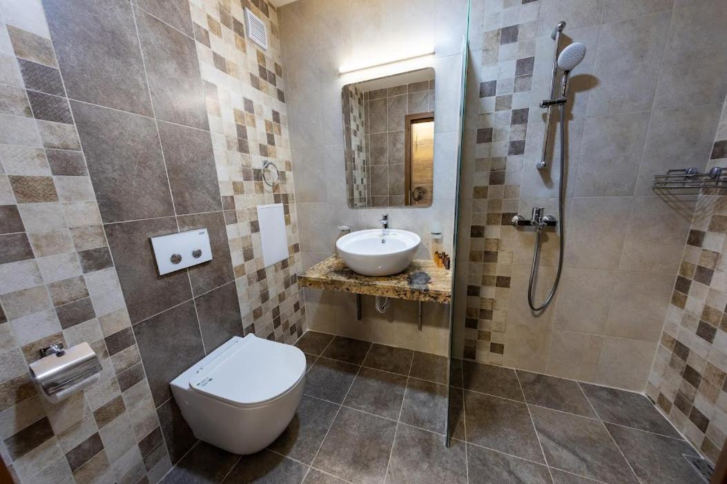 City Plaza Botevgrad Bagian luar foto